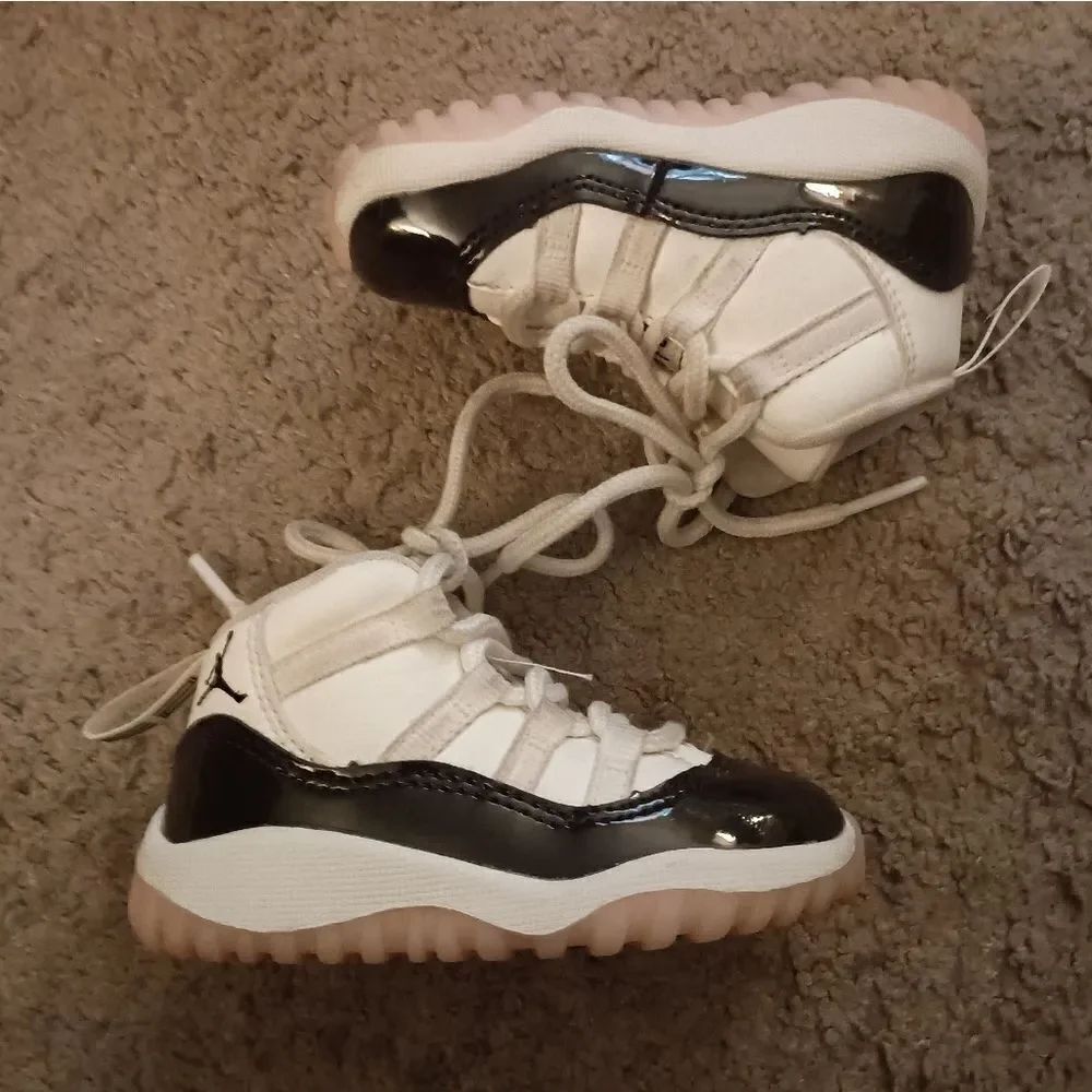Jordan 11 Sneakers Neapolitan Retro Black White Toddler Size 5 PRE-OWNED